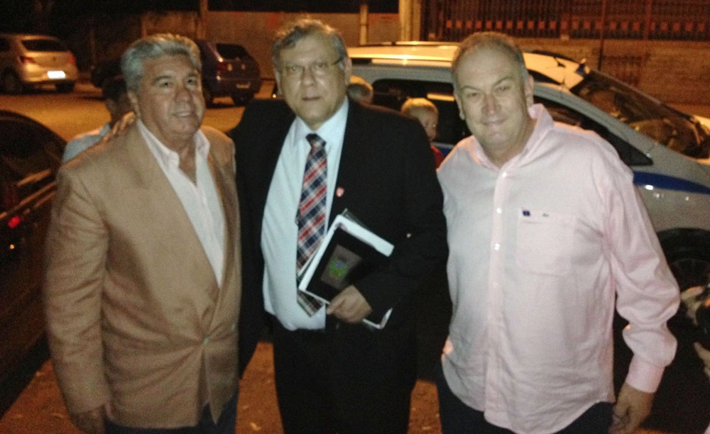 Em Itobi, interior de São Paulo, Milton Neves foi receber seu título de cidadão, em 14 de novembro de 2014. Da esquerda para a direita: o ex-zagueiro Pavan, Milton Neves e o jornalista Edvaldo Tietz, que nos enviou a foto