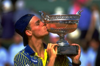 PARAB&Eacute;NS! - Guga, 50 anos! V&iacute;deo de sua primeira conquista em Roland Garros