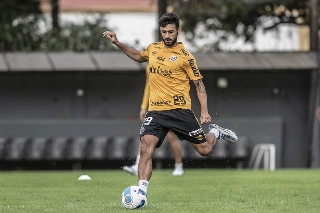 Volante tem contrato até o fim do ano com o Peixe e ainda não foi procurado para renovar. Foto: Ivan Storti/Santos FC