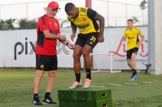 Dorival Júnior auxilia Marinho durante atividade no Ninho do Urubu. Foto: Gilvan de Souza/Flamengo