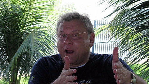Com quem Milton estaria conversando?