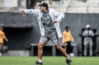Fabián Bustos, treinador do Peixe, durante atividade no CT Rei Pelé. Foto: Divulgação/Santos
