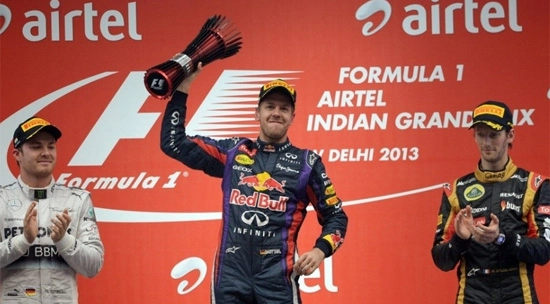 Vettel, no centro, comemora seu tetracampeonato mundial de F1 após vencer o GP da Índia, em 27 de outubro de 2013. À esquerda, Nico Rosberg e à direita, Romain Grosjean. Foto: UOL
