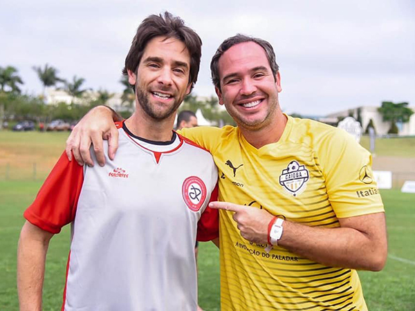 Henri ao lado de Caio Ribeiro, durante o Caioba Soccer Camp, evento que promoveu a inclusão através do esporte. Foto: JR Paradesporto/Divulgação