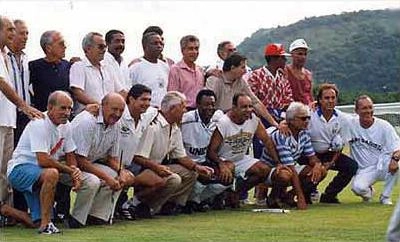 A foto é do dia 12 de dezembro de 2002. Em pé: Pavão, Ramos Delgado, Dalmo, Gilberto Sorriso, Lima, Clodoaldo, Félix (semi-agachado), um ex-jogador não identificado, Dorval e Zé Carlos Silvério. AGACHADOS: Olavo, um ex-jogador não identificado, Manuel Maria, Laiá, Pelé, Silvio Major, Maneco, Aluísio Guerreiro e o massagista Beraldo