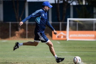O treinador Paulo Pezzolano, da equipe celeste. Foto: Gustavo Aleixo/Cruzeiro