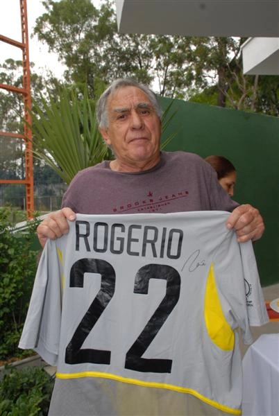 Em 27 de outubro de 2008. Félix exibe uma camisa de Rogério Ceni, no evento 