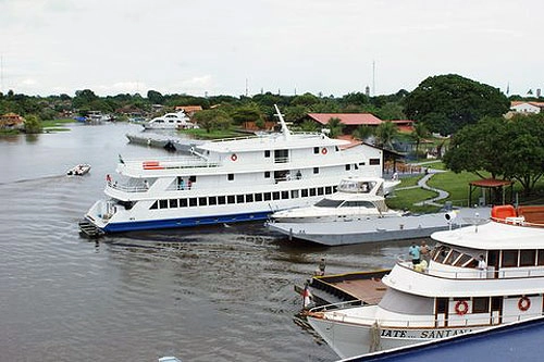 Congestionamento de barcos no canal do Kuat Club.