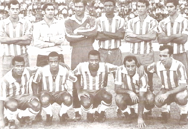 Com camisas listradas, os jogadores brasileiros posaram para esta bela imagem. Em pé: Carlos Alberto Torres, Félix, Brito (de agasalho), Djalma Dias, Wilson Piazza e Rildo. Agachados: Jairzinho, Dirceu Lopes, Pelé, Gérson e Tostão. Foto enviada por Walter Roberto Peres, extraída do livro 