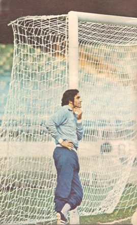 Felix treinando no Maracanã, em 1971. Encostado à trave, fica impossível negar que Félix não era muito alto. Compensava com bastante agilidade e técnica. Foto enviada por Walter Roberto Peres e publicada na Revista Placar