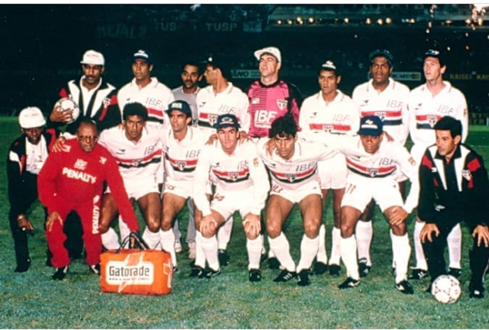 Em pé: Ivan, Adilson, Zetti, Cafu, Ronaldão e Antonio Carlos. Agachados: Hélio Santos (massagista), Muller, Palhinha, Pintado, Raí, Elivélton e Altair Ramos (preparador físico)