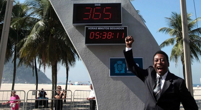 Em 12 de junho de 2013. Pelé foi o principal astro de um evento em Copacabana, zona sul do Rio de Janeiro, que inaugurou um relógio com contagem regressiva para o início da Copa do Mundo de 2014. Foto: UOL