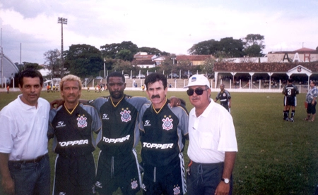 Foto tirada em dia em que o time de masters do Corinthians exibiu-se em São José do Rio Pardo. Da esquerda para a direita estão Eduardo Amorim, Biro-Biro, Carlinhos, Zenon e o jornalista Leivinha