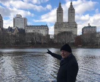 Do Central Park, com o famoso pr&eacute;dio ao fundo, antes de chegar mais perto do im&oacute;vel na Big Apple