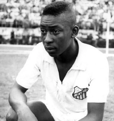 Que linda imagem do menino Pelé, já defendendo o Santos FC. Foto: Reprodução/UOL