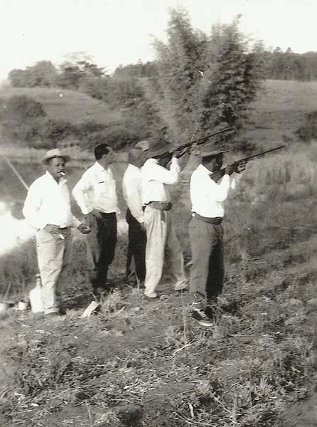 Na Fazenda São João, em Mineiros do Tietê-SP. Pelé, último da esquerda para a direita, faz sua pontaria. Foto: Jornal da Cidade - Bauru, enviada por Luciano Dias Pires