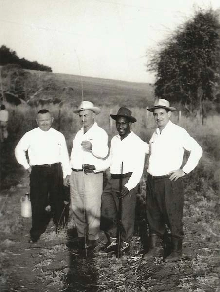 Pelé, preparando-se para pescar, com José Sbeghen, proprietário da Fazenda São João (primeiro, da esquerda para a direita), com os filhos João e Jaime, em 1962. Foto: Jornal da Cidade - Bauru, enviada por Luciano Dias Pires