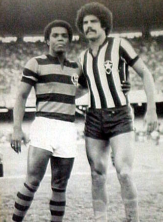 Com a camisa alvinegra, Batata abraça Cláudio Adão antes de um Botafogo x Flamengo, no Maracanã.