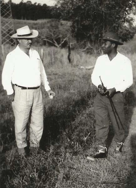 João Sbeghen Neto e Pelé, que calçava tênis com os cadarços amarrados nas canelas durante caçada na Fazenda São João, em Mineiros do Tietê-SP, em 1962. Foto: Jornal da Cidade - Bauru, enviada por Luciano Dias Pires