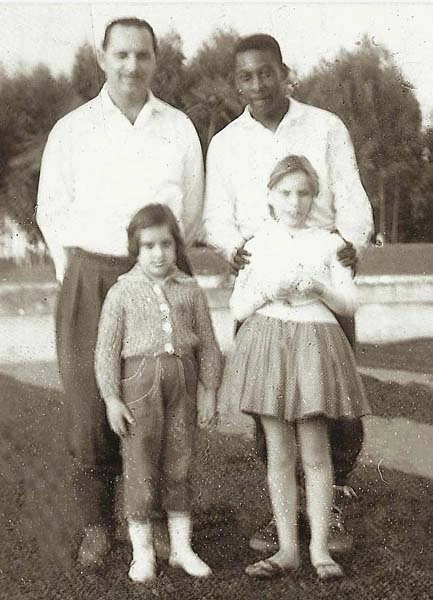 Jayme Sbeghen com as filhas Regina e Lilian, ao lado de Pelé. Foto: Jornal da Cidade - Bauru, enviada por Luciano Dias Pires