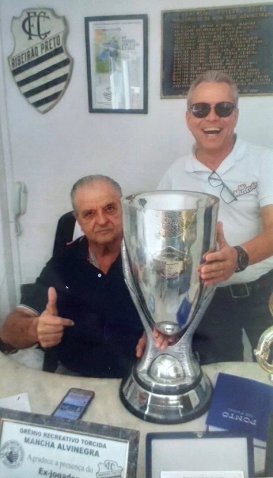 Tomieres, de camisa preta, ao lado de Marquinhos, conselheiro do Comercial, com o troféu de vice-campeão da Série B-1 em 2011