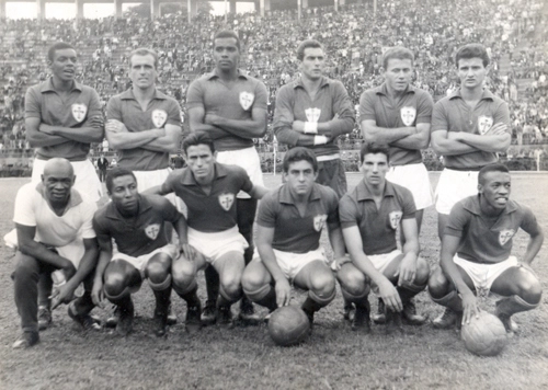 Portuguesa de 1965. Em pé: Augusto, Vilela, Ditão, Félix, Amaro e Edilson. Agachados: Mário Américo (massagista), Almir, Nair, Aloísio Mulato, Ademar e Ivair