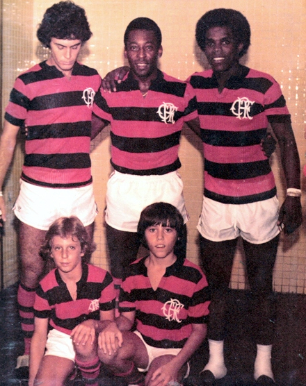 Pelé, no vestiário do Maracanã, com a camisa do Mengão. Mais de 140 mil pessoas pagaram ingresso para vê-lo e ajudar os desabrigados de uma grande enchente em Minas. Da esquerda para a direita: o ex-zagueiro Nélson, Pelé e Cláudio Adão.