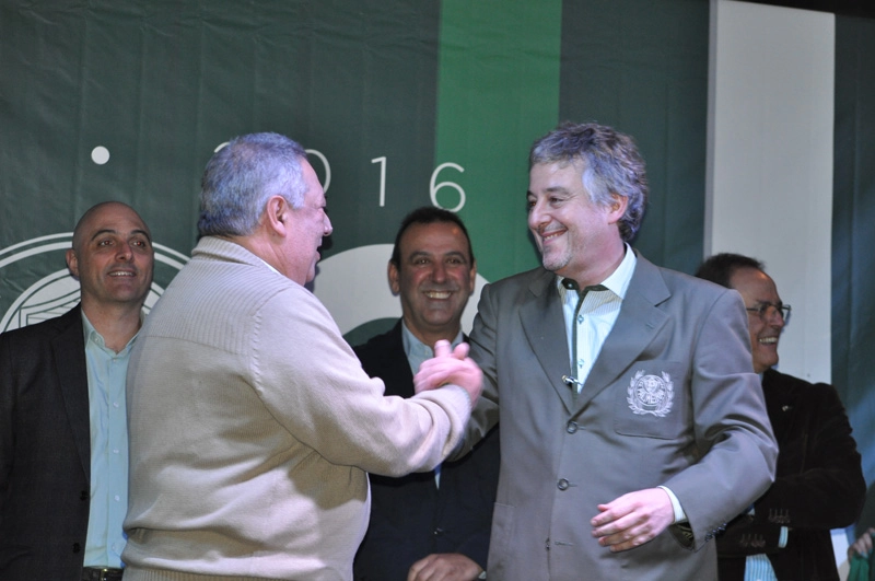 Sorage sendo cumprimentado por Paulo Nobre na noite de 23 de setembro de 2016, na festa dos veteranos do Palmeiras, no Palestra Itália. Foto: Marcos Júnior Micheletti/Portal TT