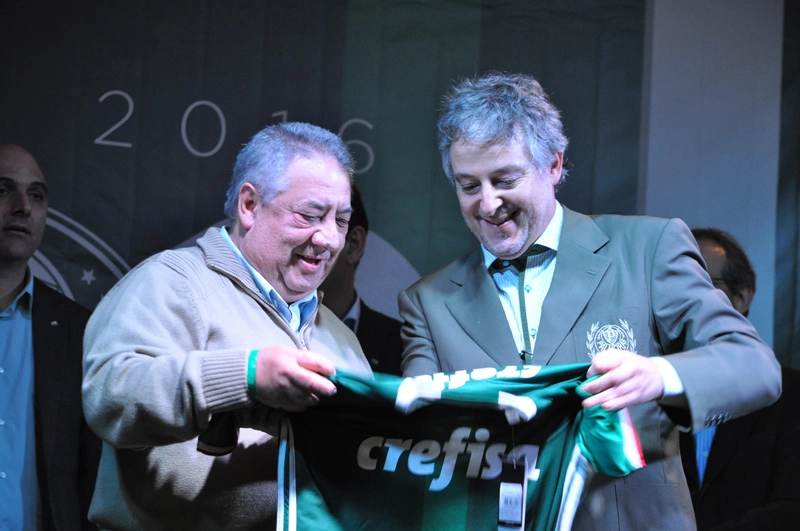 Sorage recebendo camisa das mãos de Paulo Nobre na noite de 23 de setembro de 2016, na festa dos veteranos do Palmeiras, no Palestra Itália. Foto: Marcos Júnior Micheletti/Portal TT