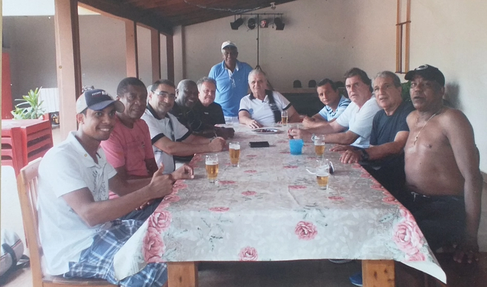 Encontro de ex-jogadores em Ribeirão Preto. Da esquerda para a direita vemos Joãozinho, Gaspar, Betinho, Edu, Osmar, Dodô (em pé), Tomires (ao centro da mesa), Nenê, Jair Gonçalves, Eurico e Serginho Chulapa