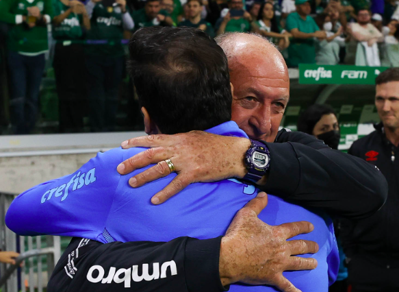 O abraço entre dois dos maiores técnicos da história do Palmeiras. Foto: Cesar Greco/Palmeiras
