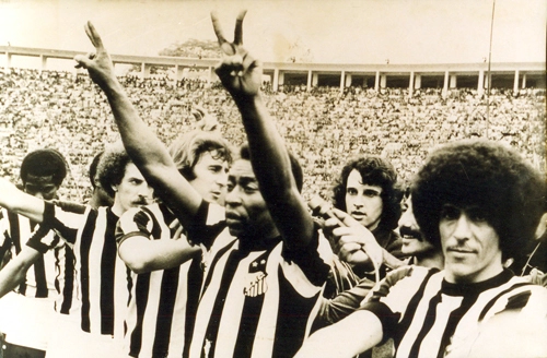 Pelé no dia em que enfrentou o Corinthians pela última vez. O jogo, realizado no dia 29 de setembro de 1974, ocorreu no Pacaembu e terminou 1 a 0 para o Timão, gol de Rivellino. Mais de 66 mil pessoas estiveram no estádio. Na foto vemos Cláudio Adão, Brecha, Oberdã, Pelé, o repórter são-paulino José Isaías, então na TV Gazeta, e Zé Carlos Cabeleira