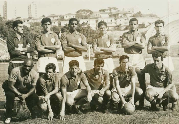 A Portuguesa de Desportos no Pacaembu, com a concha acústica ao fundo, à direita. Em pé, da esquerda para a direita: Félix, Henrique Pereira, Ditão, Pampolini, Wilson Silva e Cacá. Agachados: Mário Américo, Neivaldo, Henrique Frade, Dida, Nair e Nilson. Foto enviada por Pedro Carvalho, de Bauru-SP