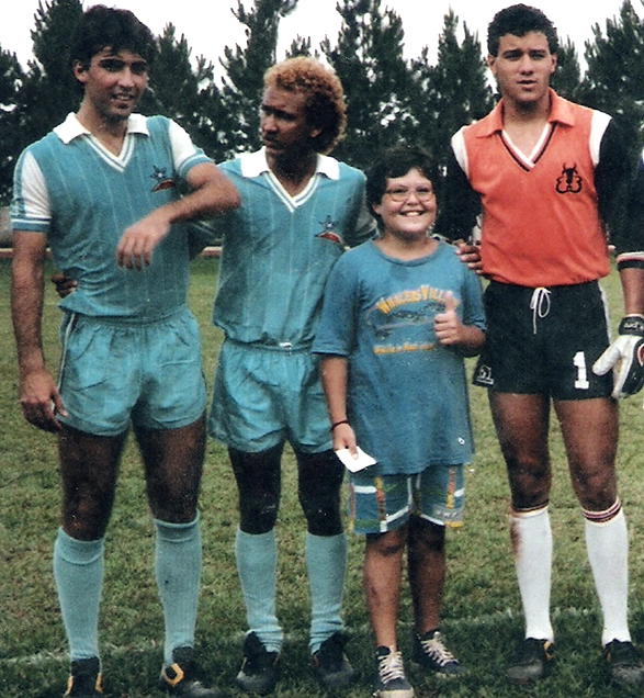 Na pré-temporada do time do Corinthians, os atletas jogaram com a camisa do time do condomínio Colina das Estrelas. Marcelo Djian, Biro-Biro e Ronaldo são o jogadores. A criança que aparece é Fábio Augusto das Dores, que enviou esta foto.