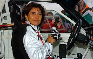 Olhos no retrovisor: A aniversariante Mich&egrave;le Mouton guiando seu carro campe&atilde;o no Festival de Goodwood