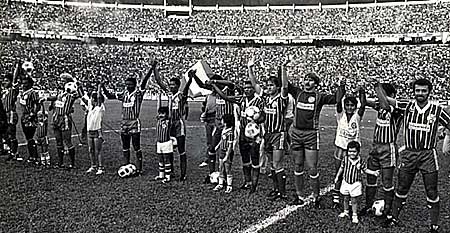 A foto é de 1987, na Fonte Nova lotada, e Zanata (o loiro) é o terceiro da esquerda para a direita. Cláudio Adão é o segundo, Zé Carlos é o terceiro. O último é Bobô. Humberto, ex-Santos e São Paulo, está do lado direito do goleiro Márcio. Boa parte desse time ganhou o campeonato brasileiro de 1988
