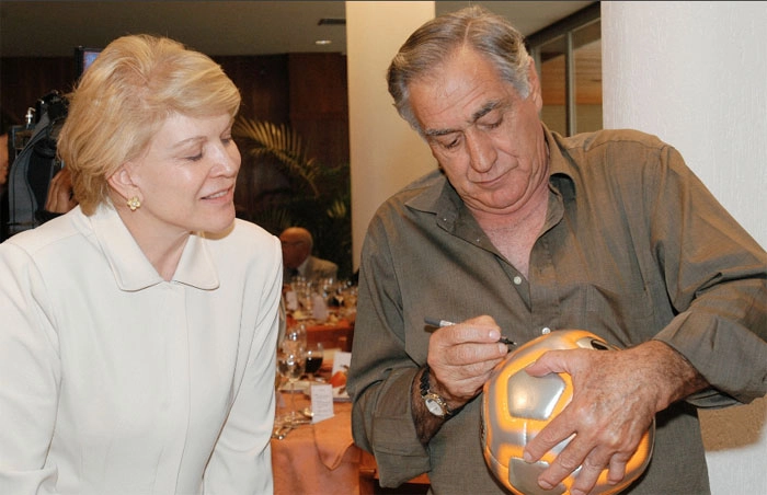 O ex-goleiro Félix autografa bola em encontro com a então prefeita de São Paulo, Marta Suplicy, no clube Pinheiros, em 18 de outubro de 2004. Foto: UOL
