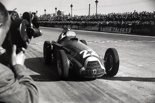 Com Alfa Romeo, o argentino sacramentou seu t&iacute;tulo na Espanha. Foto: Reprodu&ccedil;&atilde;o