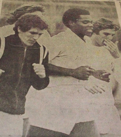 Treino do Santos em 1974, onde aparecem o peruano Mifflin, Cláudio Adão e Clayton (ex-Guarani). Foto enviada por Walter Roberto Peres