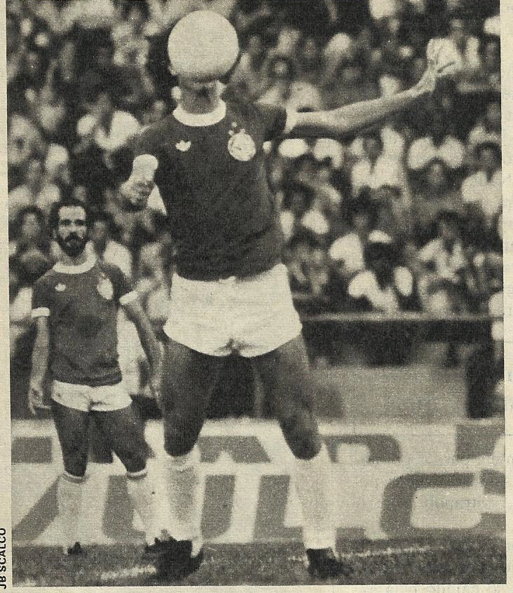 Imagem peculiar, com a bola encobrindo o rosto de Falcão durante jogo do Inter no Beira-Rio, em 1980. Atrás, o saudoso Mário Sérgio. Foto: J.B.Scalco/Revista Placar