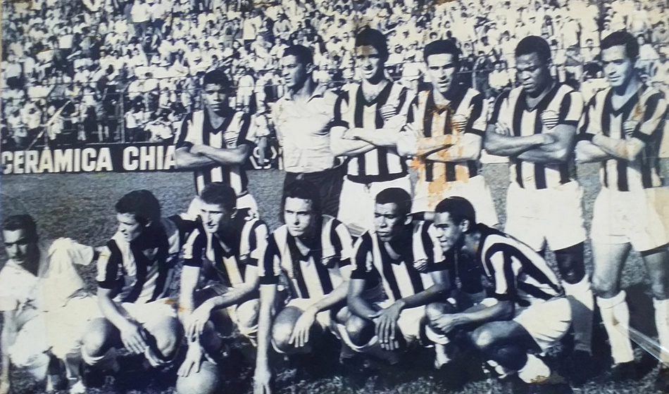 Comercial antes de um Come-Fogo em 1966. Em pé: Ferreira, Rui, Raul, Jorge, Píter e Amaury. Agachados: Glostora (massagista), Peixinho, Paulo Bim, Luiz Cai-Cai, Jair Bala e Noriva. O treinador era Alfredo Sampaio