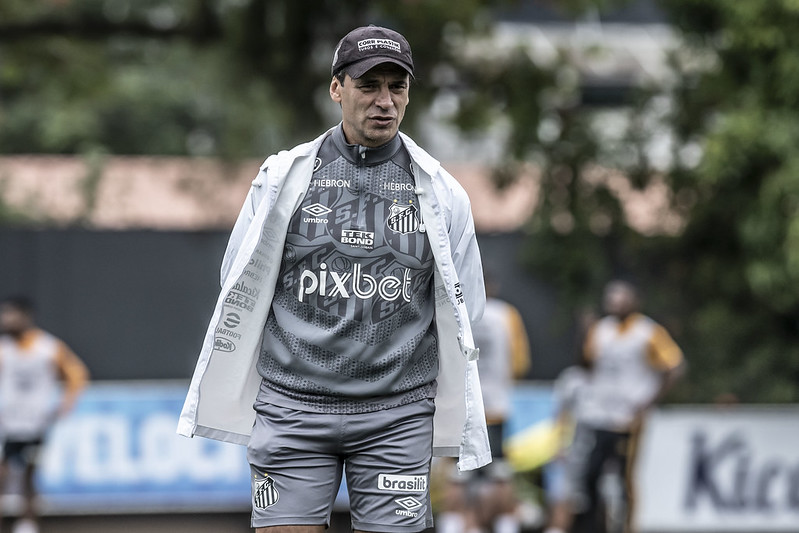 Treinador argentino não vence há cinco jogos no comando alvinegro. Foto: Ivan Storti/Santos FC
