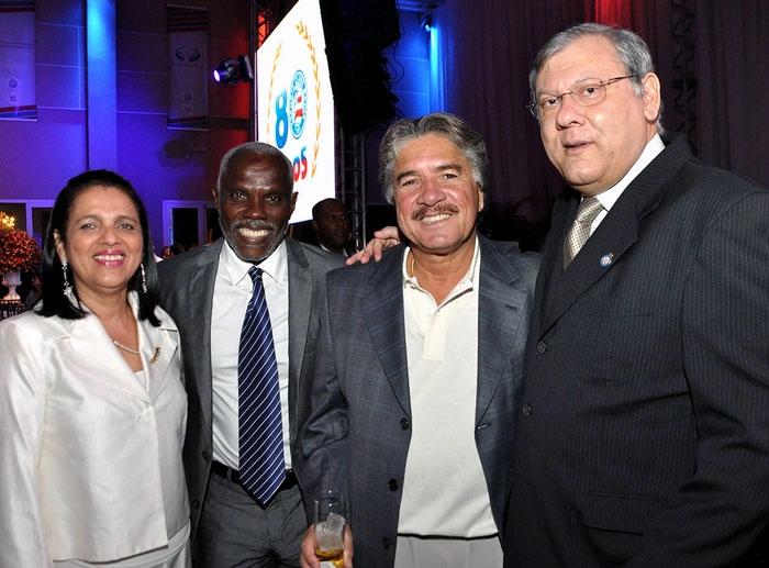 Em 30 de agosto de 2011. Cláudio Adão, de barba branca, na bonita noite para comemorar o 80º aniversário do Bahia, em Salvador, ocasião em que Milton Neves apresentou a festividade. Foto: EC Bahia