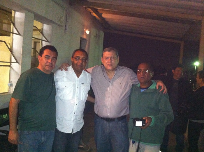 Basílio e Milton no centro, com amigos de Félix, no velório do ex-goleiro, em 23 de agosto de 2012