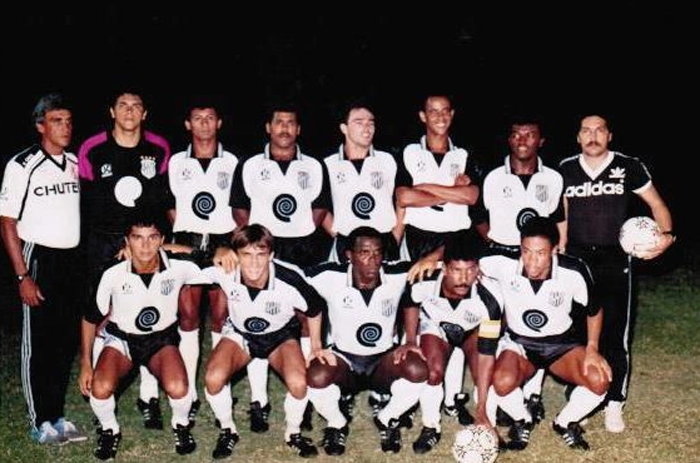 Da esquerda para a direita, agachados: Mazinho Loyola é o segundo e Cláudio Adão é o terceiro. Foto enviada por Gilvannewton