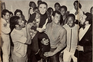 UMA FOTO, UMA HIST&Oacute;RIA! - Encontro de craques do Brasil com Elis Regina em 1970