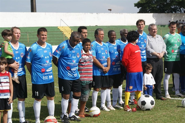 Jogo beneficente na cidade paulista de Porto Ferreira em 08 de dezembro de 2012. Com o calção nº 11 está Renato Carioca, seguido de Andrade (11), Rondinelli (3) e depois estão Adílio, Cláudio Adão e José Thomas Alexandre Colli, que organizou o evento. Milton Neves é o penúltimo