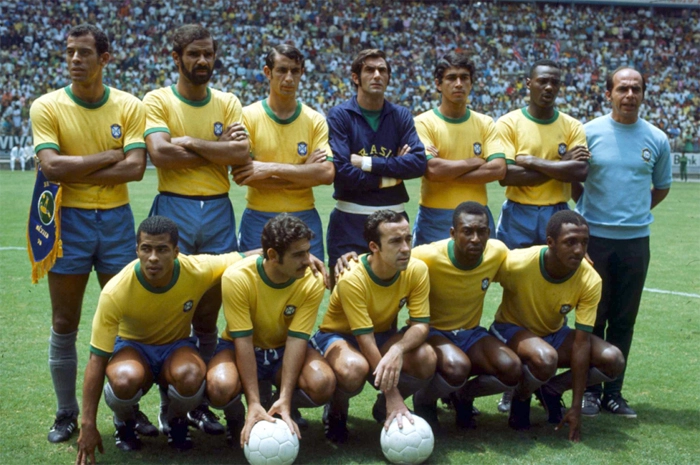 Jogadores posam para a foto antes do jogo contra a Inglaterra. A partida foi realizada no dia 7 de junho de 1970. O Brasil venceu por 1 a 0, gol de Jairzinho. No alto, da esquerda para a direita: Carlos Alberto Torres; Brito; Piazza; Félix; Clodoaldo; Everaldo; Admildo Chirol. Em baixo, da esquerda para a direita: Jairzinho; Rivelino; Tostão; Pelé; Paulo Cézar Caju. Foto: UOL