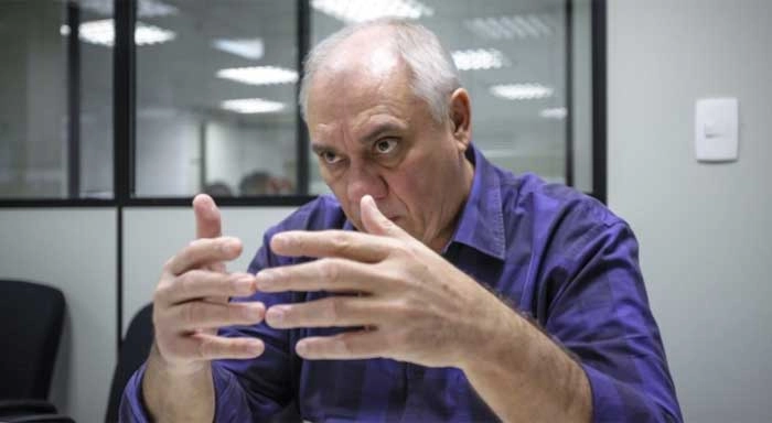  Lidando com tantas desgraças, o jornalista revelou que já passou por um período de terapia em entrevista ao Portal UOL, publicada em 24 de outubro de 2013.. Crédito da foto:  Leandro Moraes/UOL, via Portal UOL.