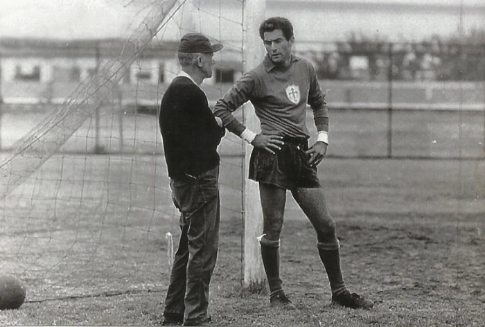 Belíssima imagem de Félix durante treino pela Lusa. A bola escura repousa enquanto o arqueiro conversa com um membro da comissão técnica do time do Canindé. Foto enviada por Emílio A. Duva